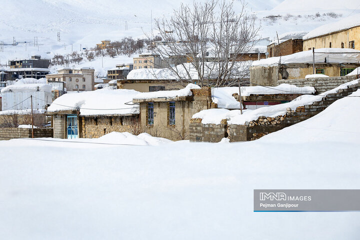راه ۱۷٠ روستا گرفتار در برف کوهرنگ بازگشایی شد