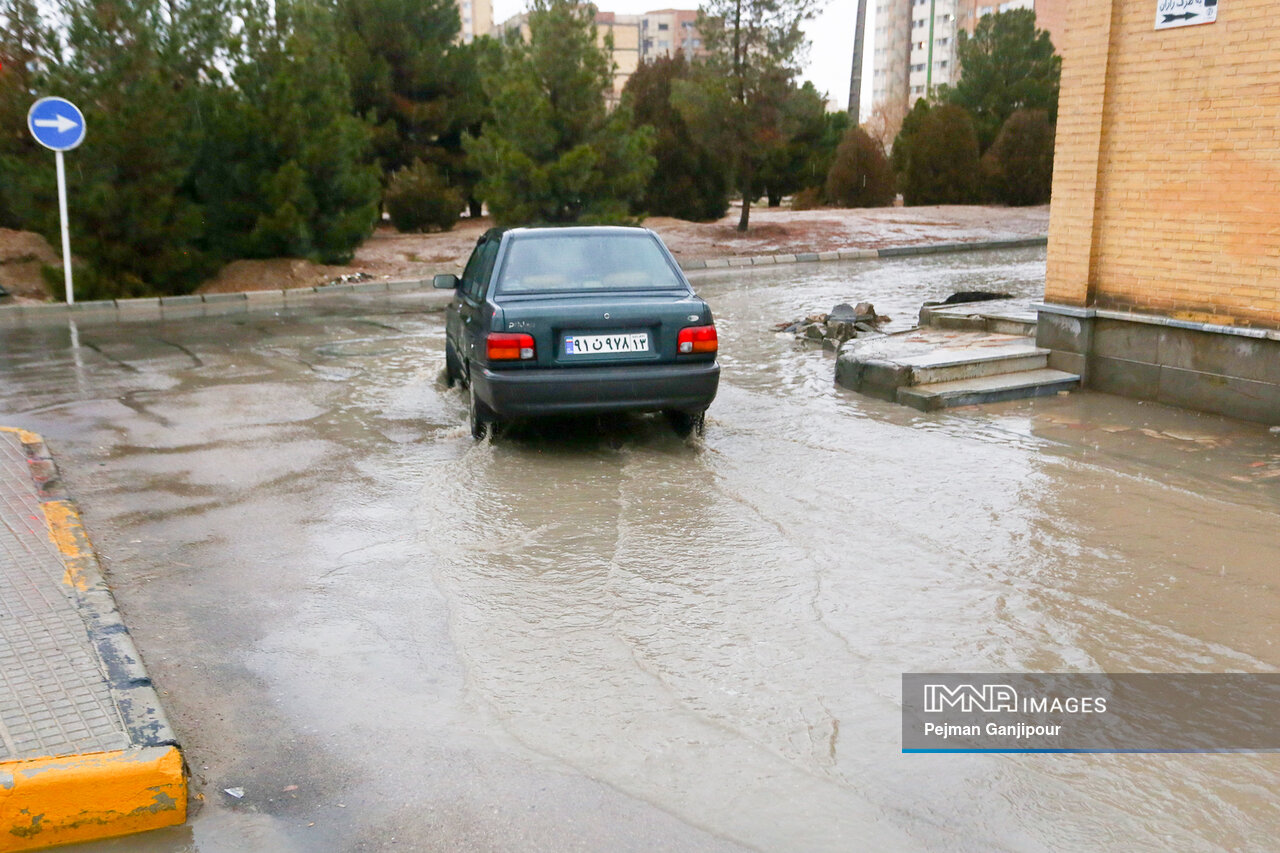 تخلیه حجم زیادی از آب‌های سطحی در معابر شهر اهواز تا امشب