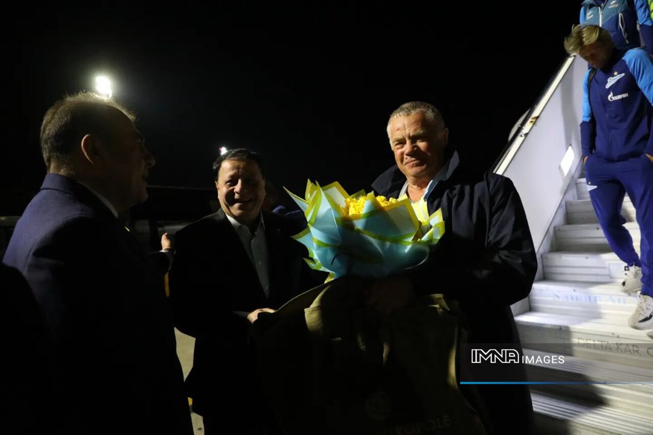 حضور کاروان زنیت در نصفجهان برای مصاف دوستانه با سپاهان +عکس