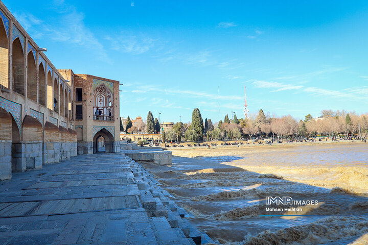 زاینده‌رود تا ساعاتی دیگر به اصفهان می‌رسد / شهروندان در مسیر رودخانه اتراق نکنند
