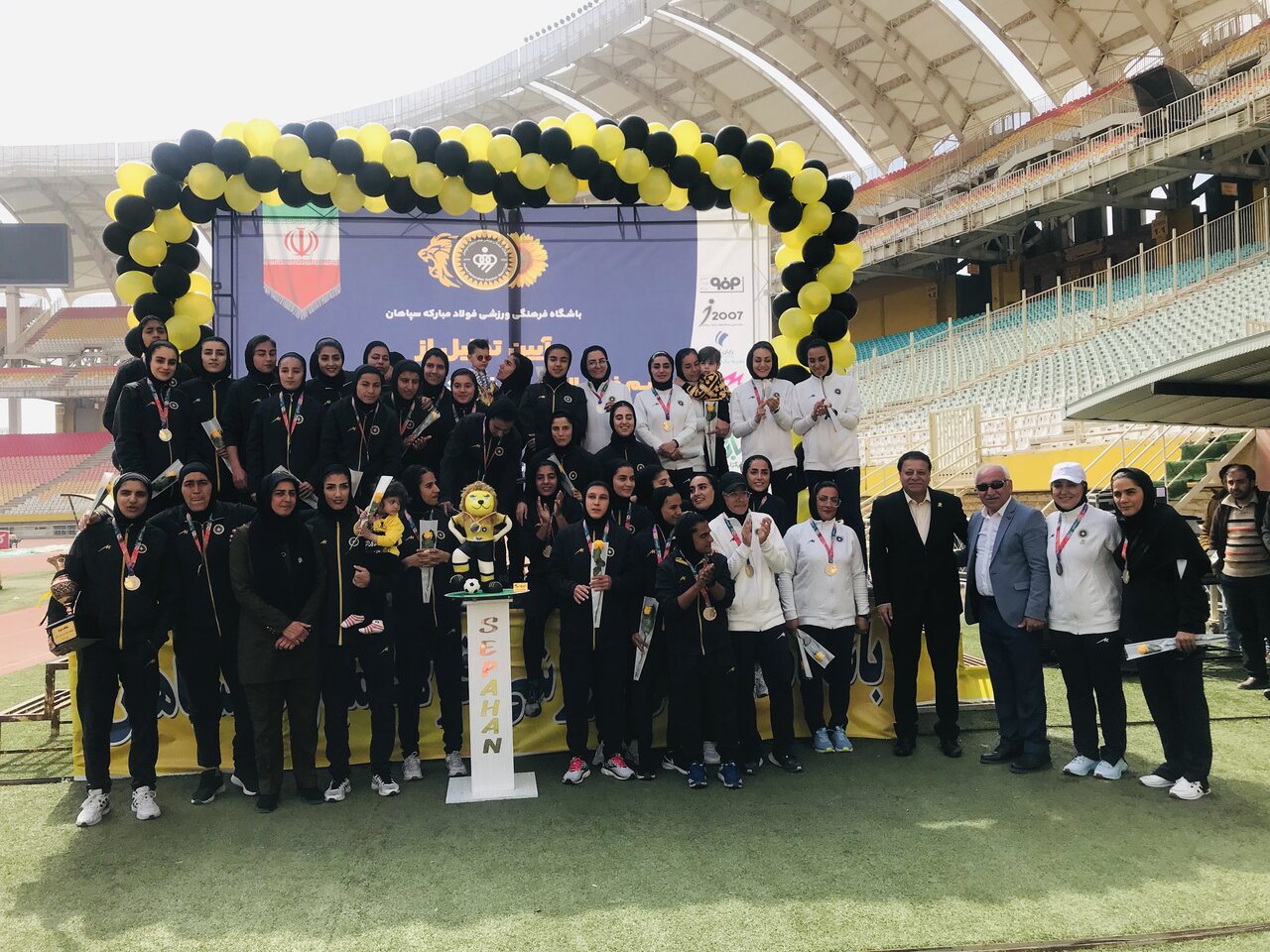 مراسم اهدای جام نایب قهرمانی سپاهان در نقش جهان برگزار شد