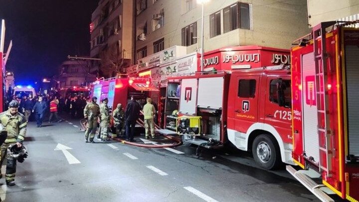 آتش‌سوزی یک دستگاه اتوبوس بی‌آرتی در خیابان ولیعصر تهران
