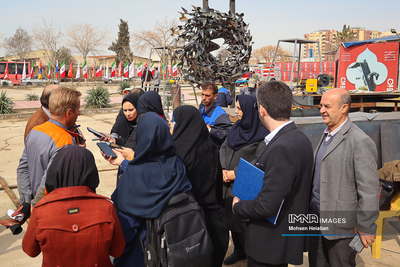 لمحهای برای نصف جهان