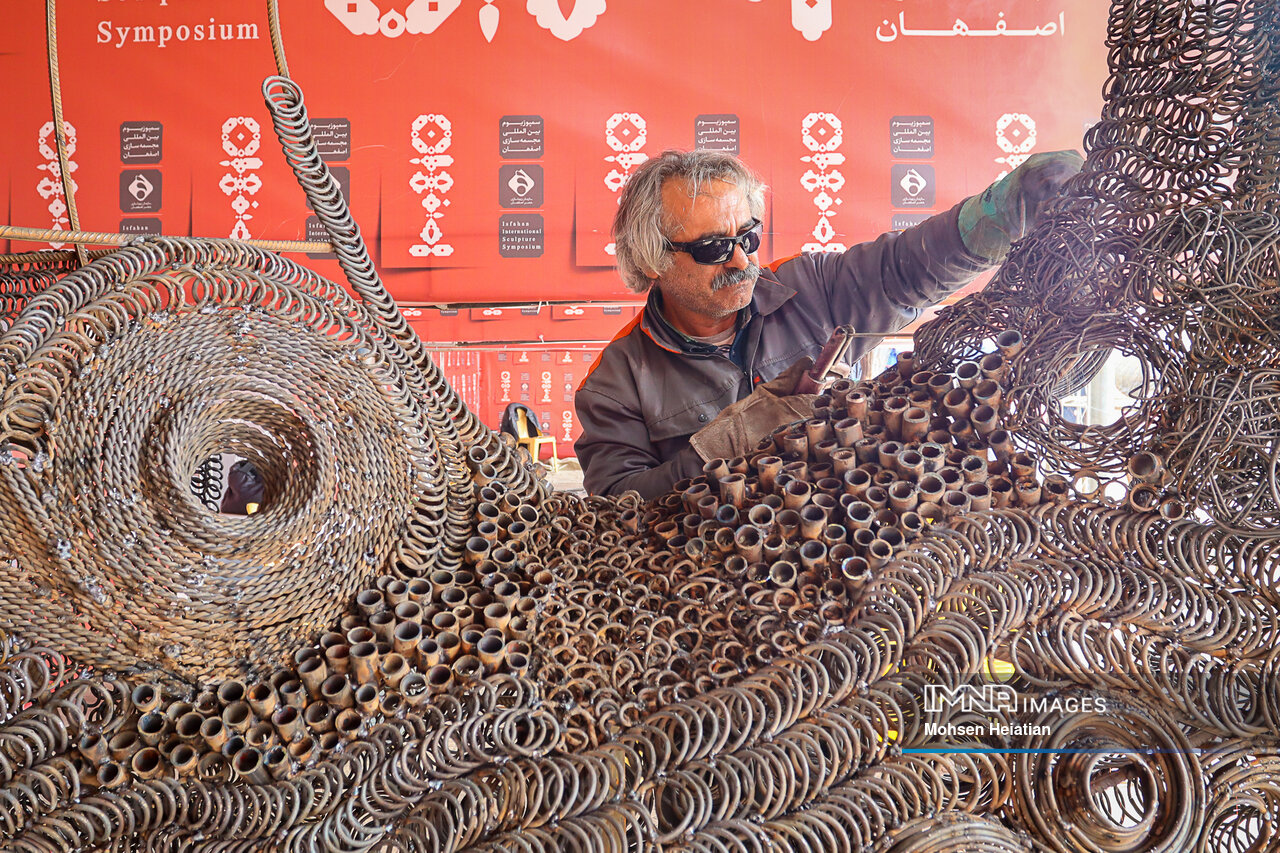 لمحهای برای نصف جهان