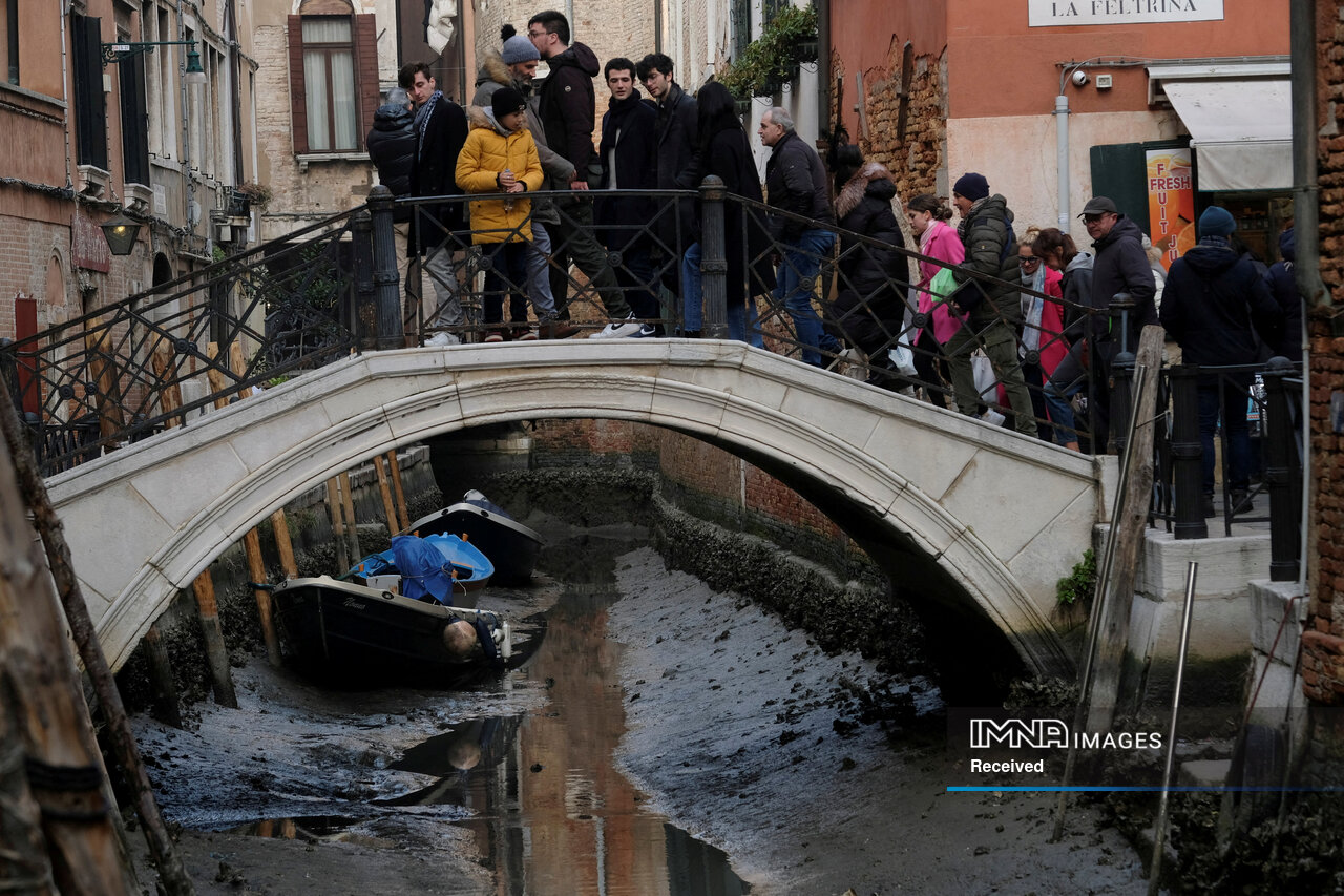 ونیز برای نجات تعداد گردشگران را کاهش داد
