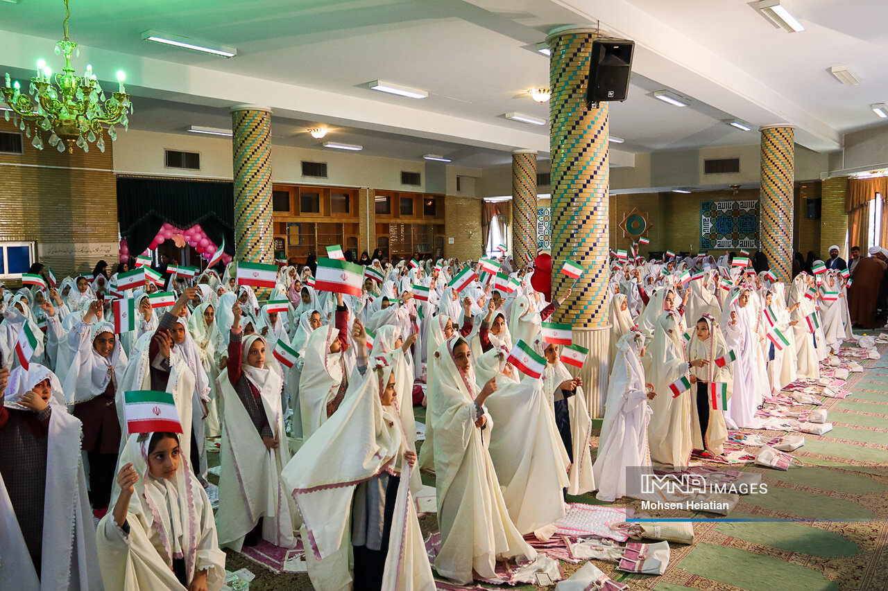 جشن فرشتهها در اصفهان برگزار شد/جشن تکلیف یک هزار دانشآموز دختر