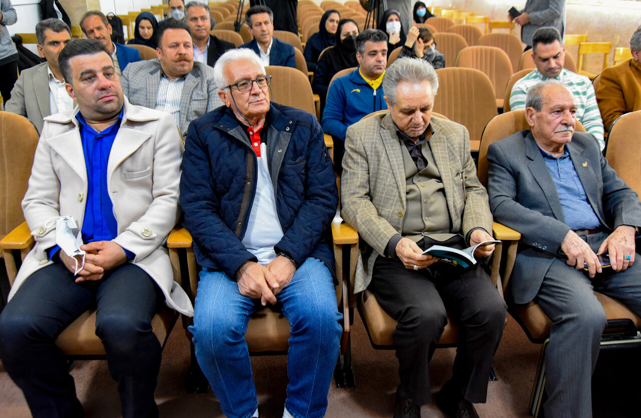 کتاب «۱+۲۰ روایت از ورزش اصفهان» رونمایی شد