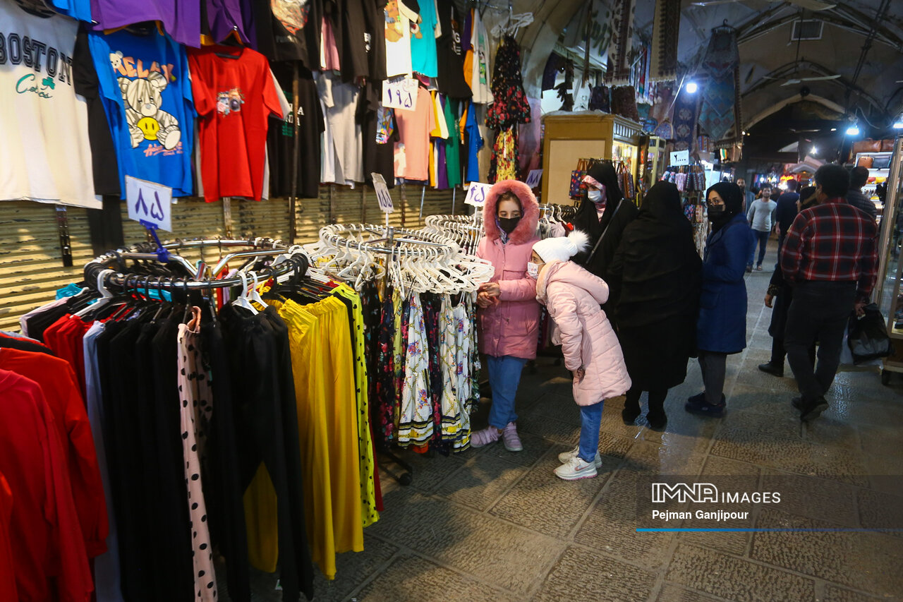 پوشاک قاچاق ورق را برگرداند / هجوم برندهای وارداتی به فروشگاههای واقعی و مجازی