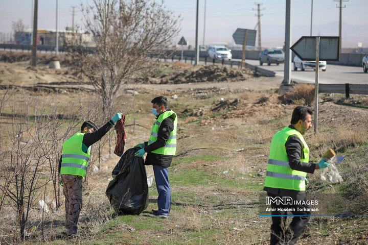 نظافت و پاکسازی ۳۰۰ هکتار فضای سبز شهر قزوین