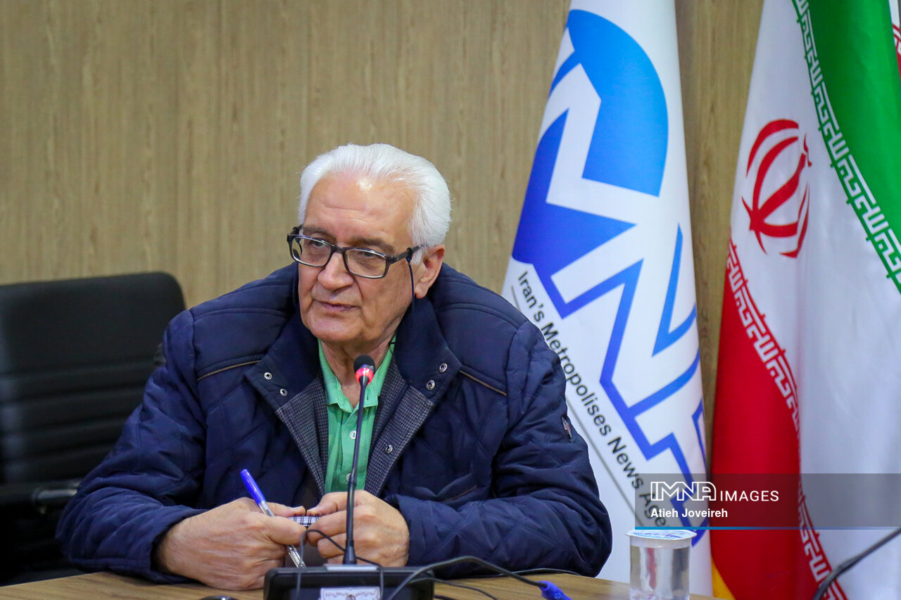 VAR سیستمی تمدن ساز است یا استرس زا / لیگ برتر رنگ کمک داور ویدیویی را به خود میبیند؟