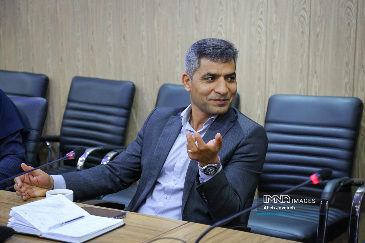 VAR سیستمی تمدن ساز است یا استرس زا / لیگ برتر رنگ کمک داور ویدیویی را به خود میبیند؟