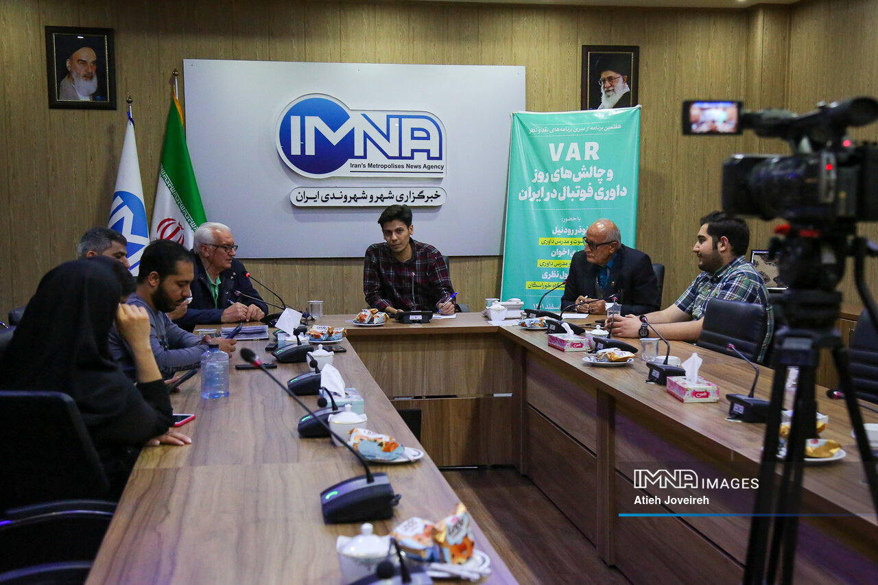 VAR سیستمی تمدن ساز است یا استرس زا / لیگ برتر رنگ کمک داور ویدیویی را به خود میبیند؟