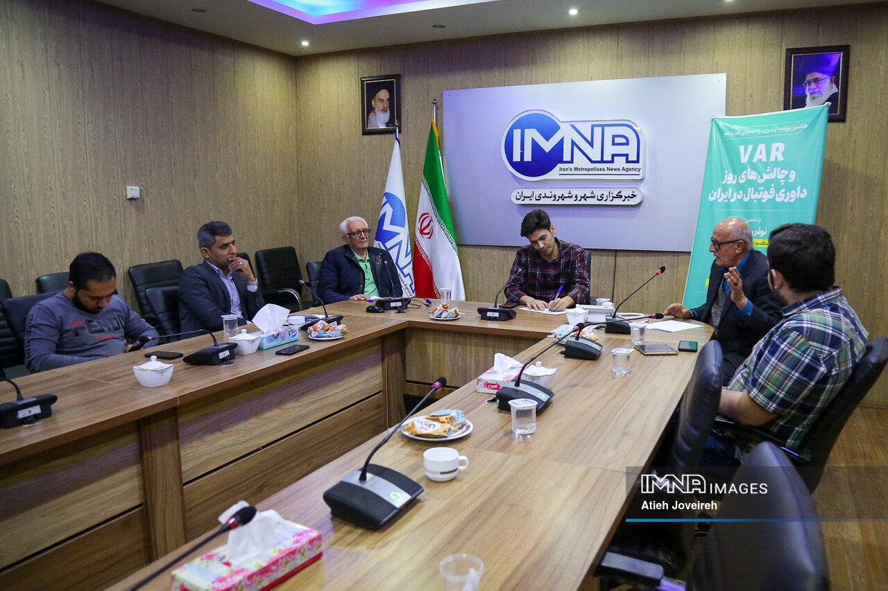 VAR سیستمی تمدن ساز است یا استرس زا / لیگ برتر رنگ کمک داور ویدیویی را به خود میبیند؟