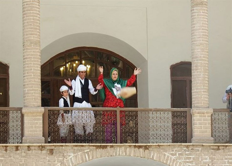 گمشده در هیاهوی ترقه و آتشبازی