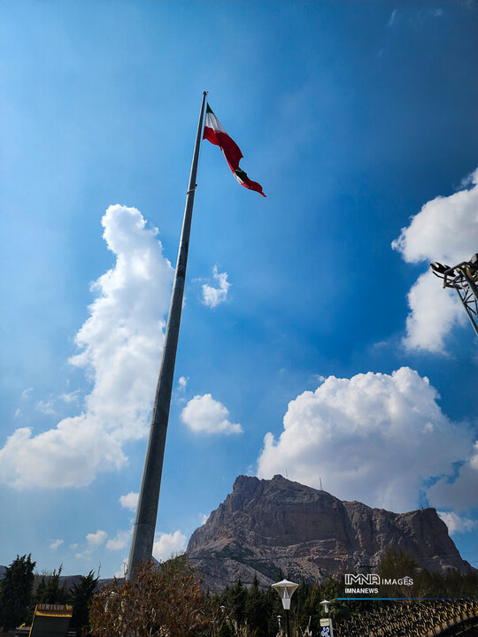 برافراشتن پرچم ۵۰ متری در کوه صفه اصفهان