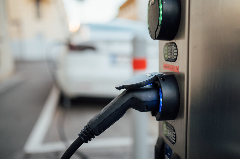  باتری‌های خورشیدی برای شارژ خودروهای الکتریکی در ناتینگهام 
