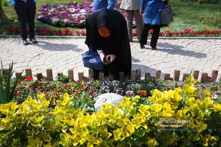 حضور مسافران نوروزی در باغ گلها