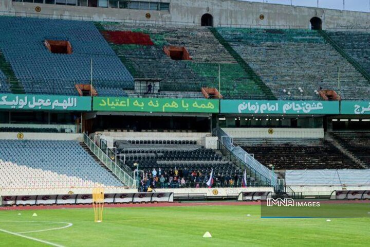 سکوهای ورزشگاه آزادی با پرچم‌های خاص پر شد! / پرسپولیس بدون تماشاگر مقابل النصر +عکس