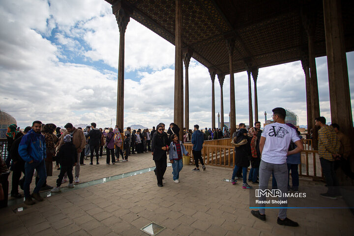حضور مسافران نوروزی در میدان امام(ره)