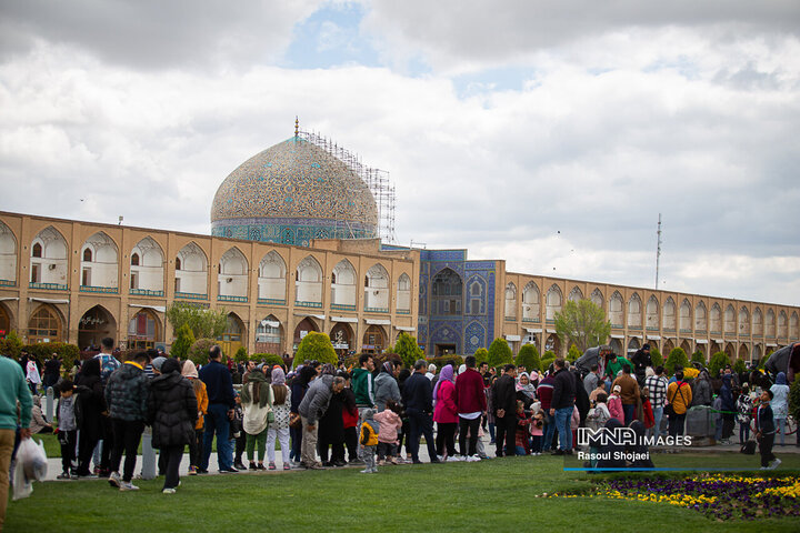 حضور مسافران نوروزی در میدان امام(ره)