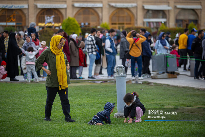حضور مسافران نوروزی در میدان امام(ره)