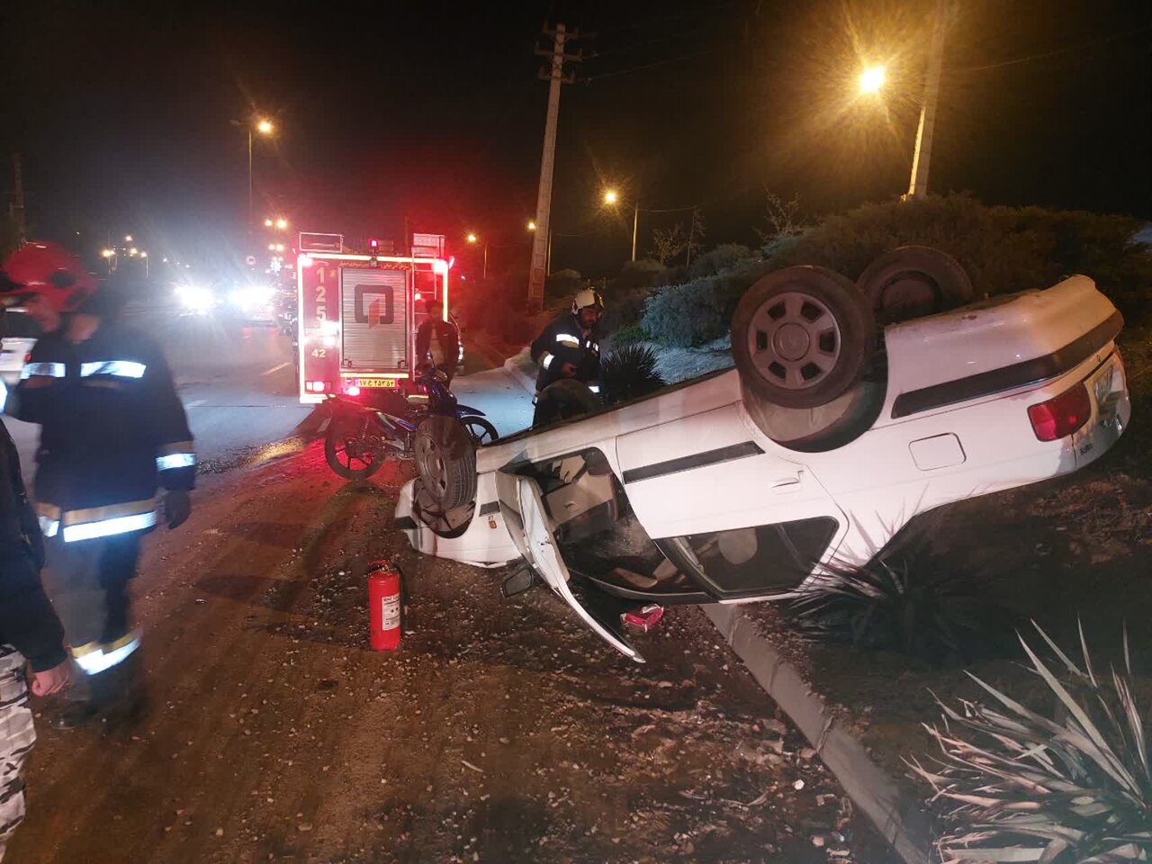 واژگونی خودروی سواری پژوپارس در اتوبان آقابابائی + عکس