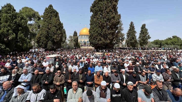 هزاران فلسطینی نماز جمعه را در مسجدالاقصی اقامه کردند