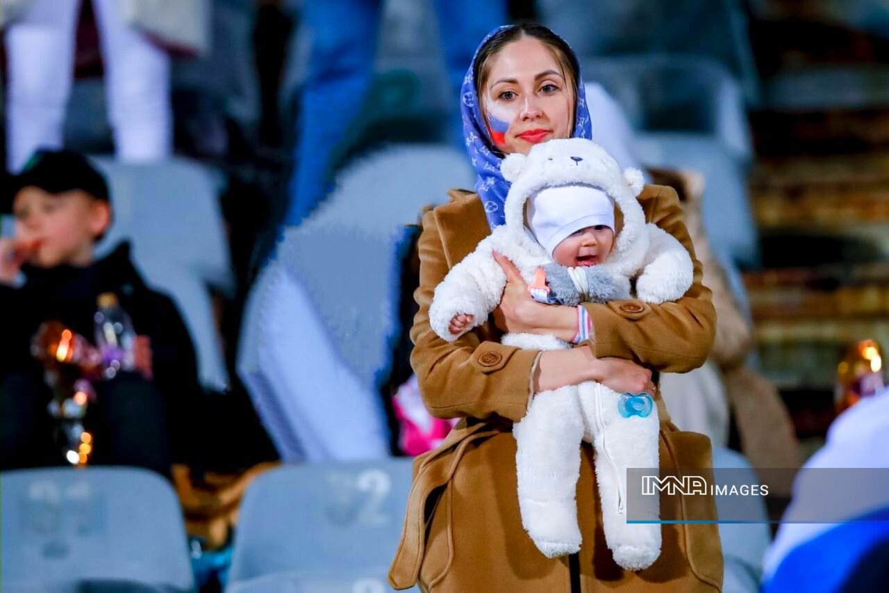 تصویر جالب مادر و کودک چندماهه روسی در ورزشگاه آزادی+ عکس