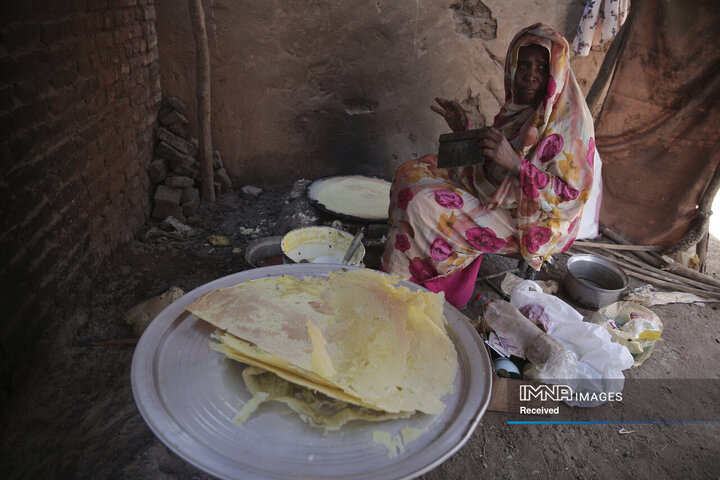 زنان سودانی رقه یا ایبری سفید، نوشیدنی رمضانی تهیه می‌کنند که با ذرت تخمیر شده و ادویه‌ها درست می‌شود که بعداً در خارطوم سودان به شکل کیک‌های نازک ویفری پخته می‌شود که خیس می‌شوند و شیرین می‌شوند.