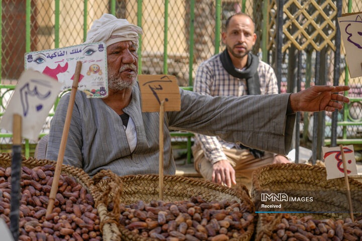 یک فروشنده خرما مصری در بازار سیده زینب قبل از ماه رمضان در قاهره مصر