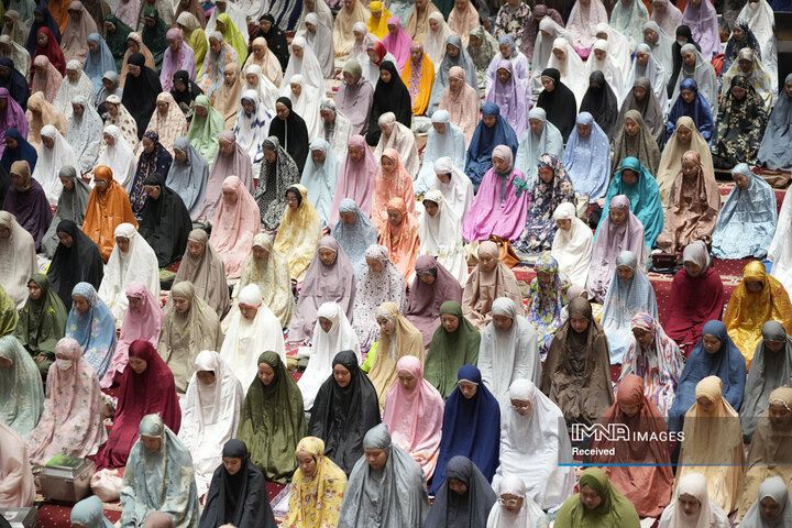مسلمانان اندونزی در آستانه ماه مبارک رمضان در مسجد استقلال جاکارتا نماز شب تراویح را اقامه می کنند.