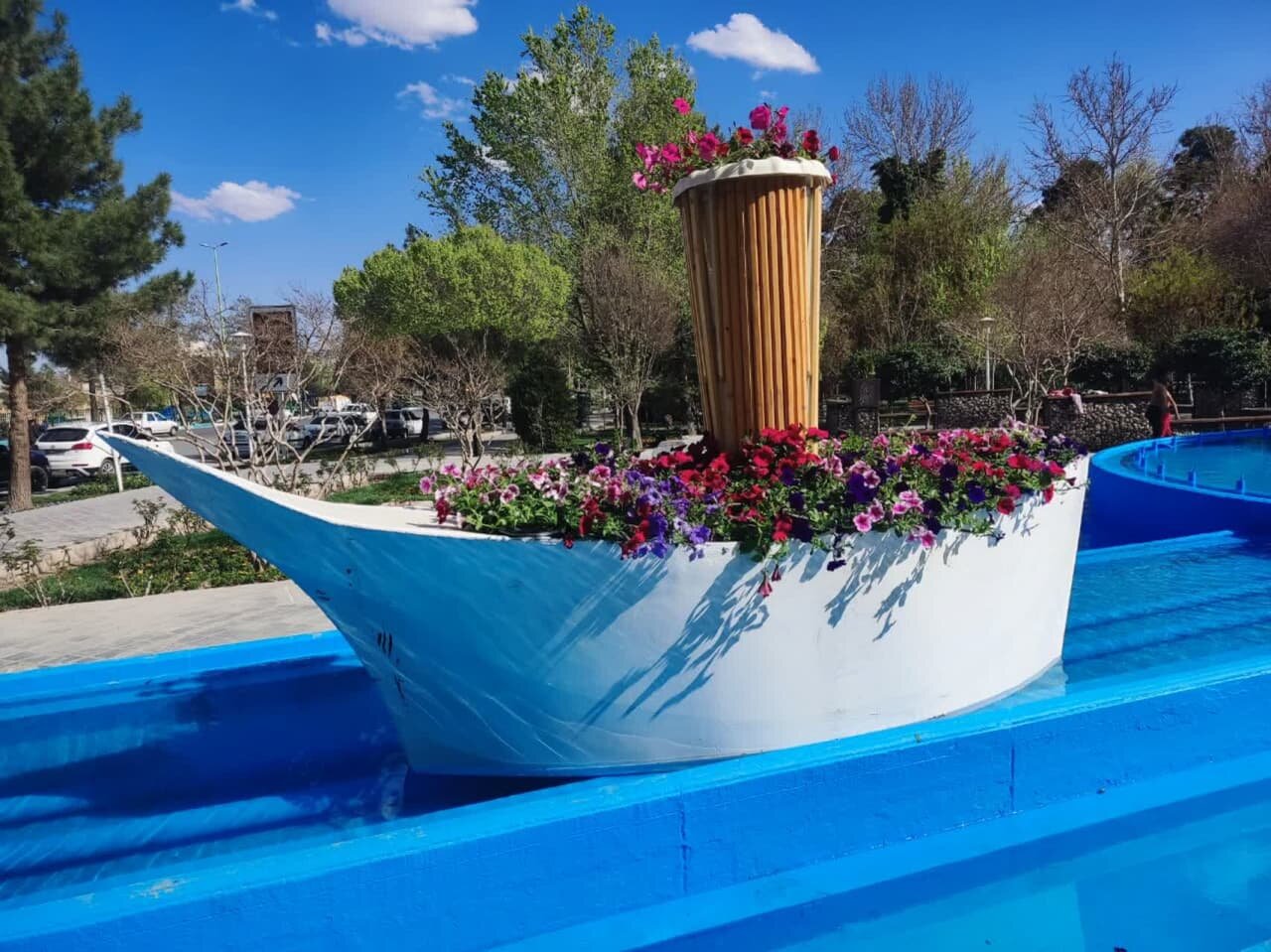 گل‌کاری میادین منطقه ۲ اصفهان در نوروز ۱۴۰۲/ خودنمایی المان قایق گل در پارک قلمستان