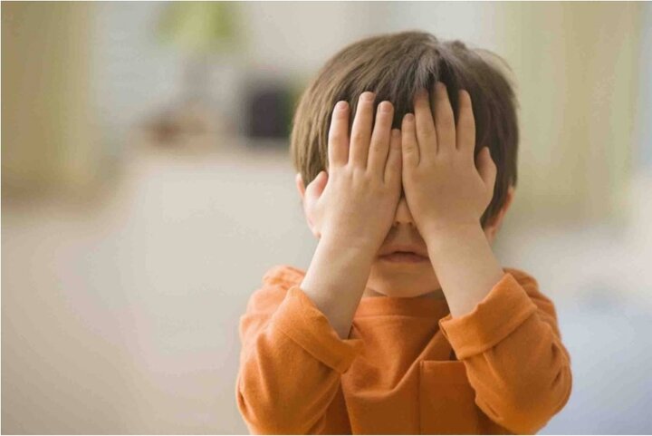 چگونه باید با کودک خجالتی رفتار کنیم؟