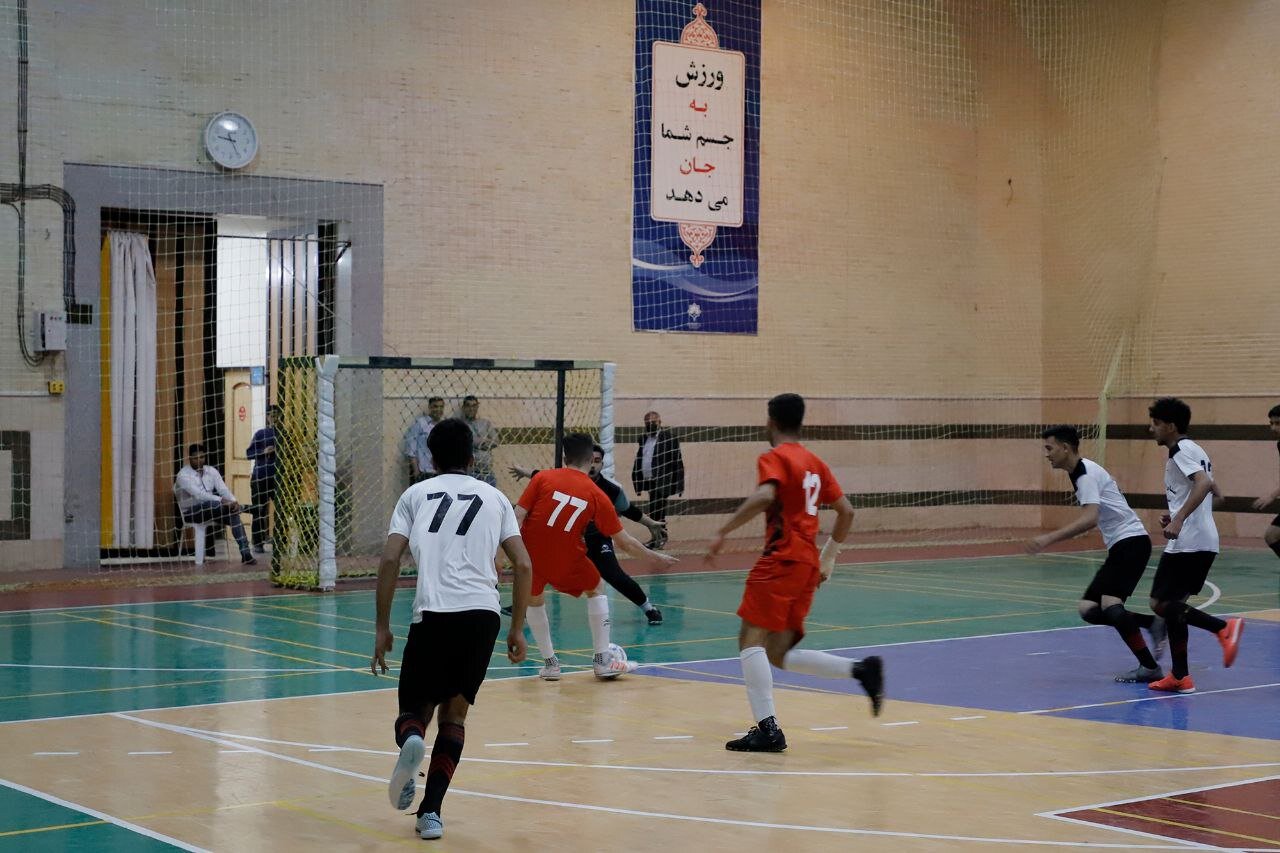 بازیهای نزدیک در شب دوم مسابقات فوتسال / والیبالیستهای آیفاسرام روی دور برد