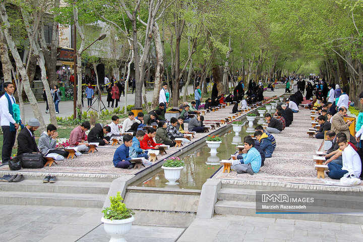 پخت نان گرم و توزیع صلواتی بین روزه‌داران در چهارباغ اصفهان