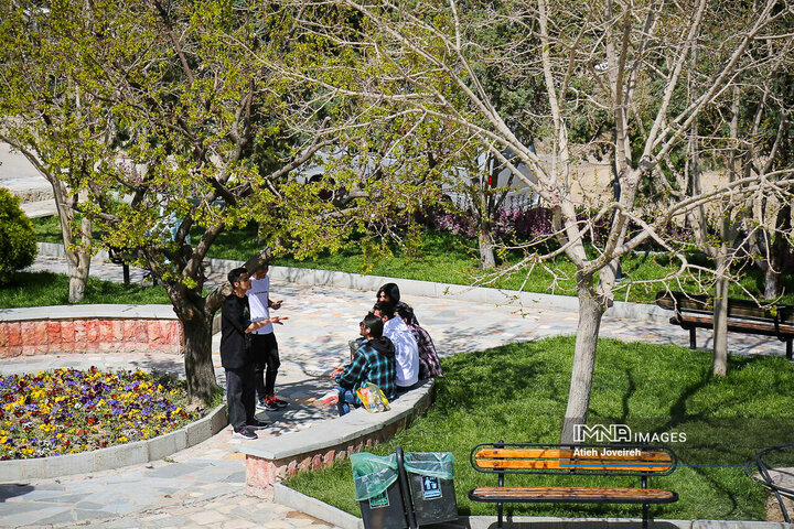 حضور مسافران نوروزی در کوه صفه اصفهان