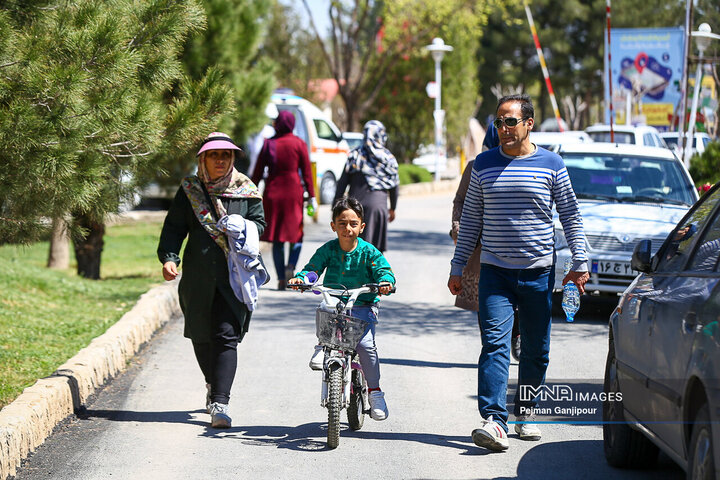 نهمین روز تعطیلات نوروزی در باغ فدک