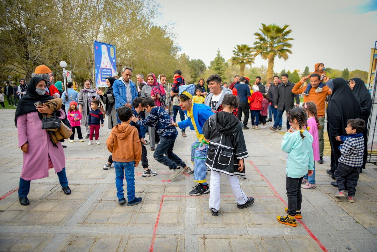 همبازی نوروزی اصفهانیها/ بازی، شادی و تماشا در باغ غدیر
