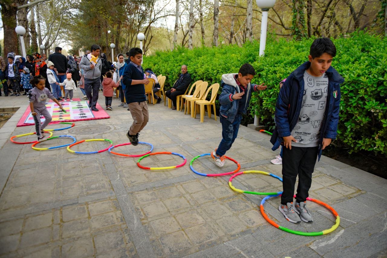 همبازی نوروزی اصفهانیها/ بازی، شادی و تماشا در باغ غدیر