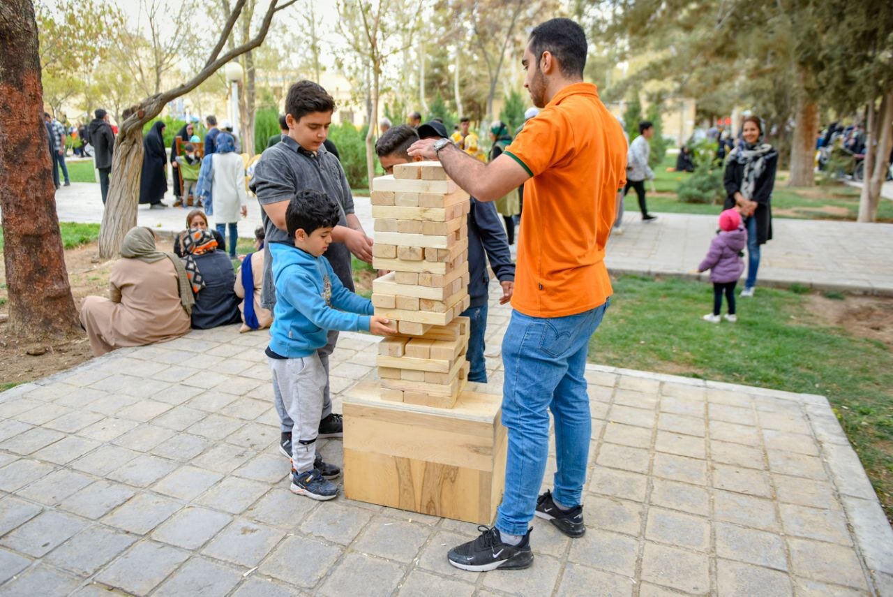 همبازی نوروزی اصفهانیها/ بازی، شادی و تماشا در باغ غدیر
