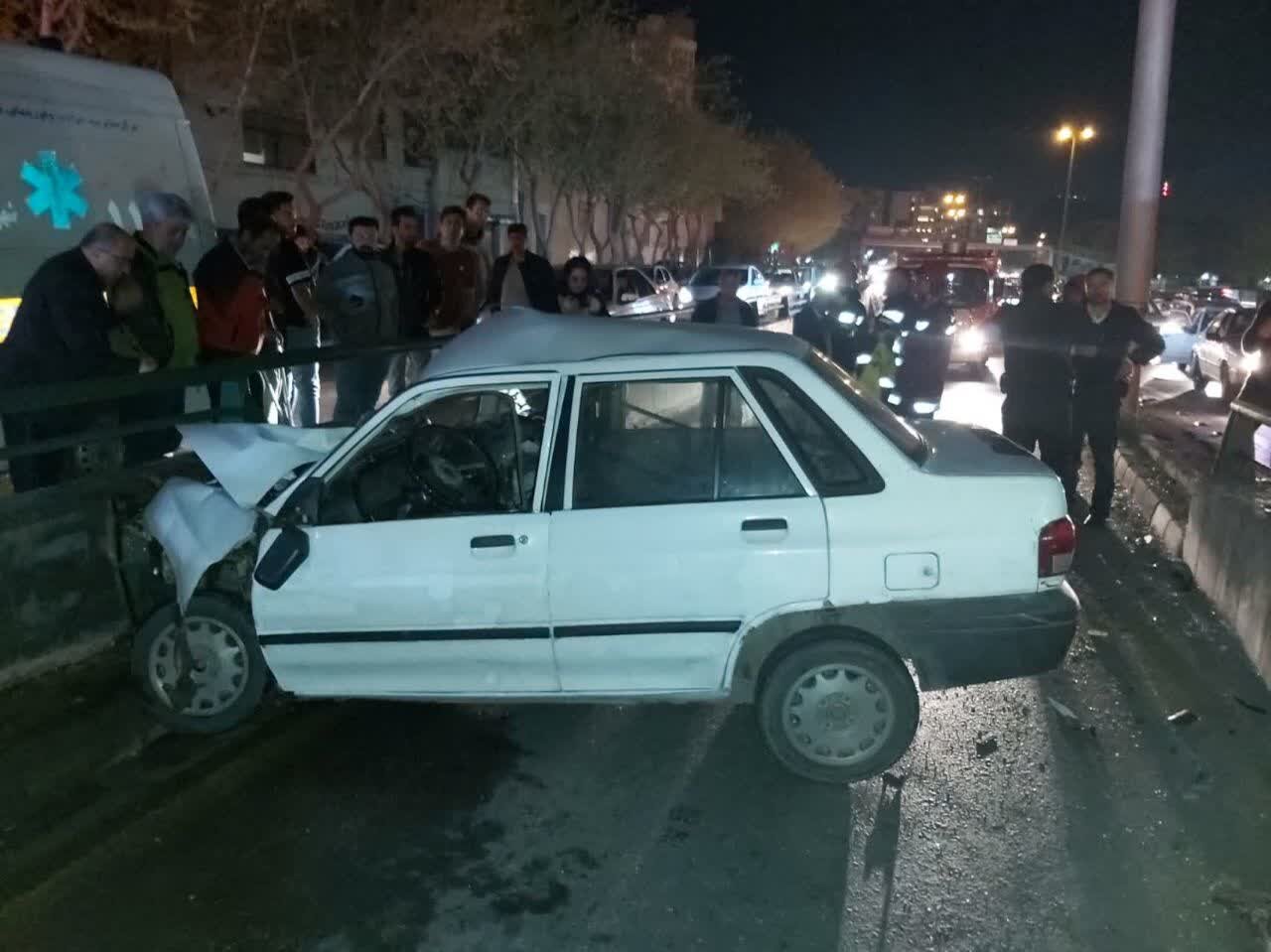 کشته و مصدوم شدن ۲ نفر در برخورد خودرو با گاردیل محدوده پل وحید + عکس