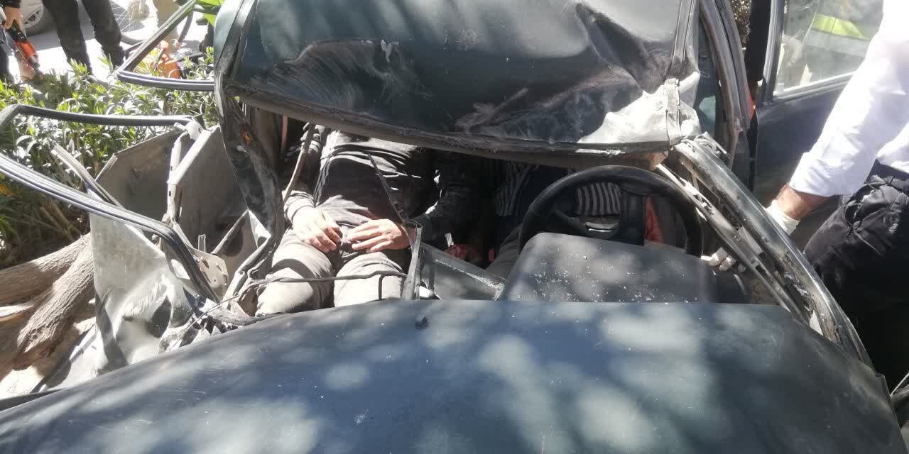 برخورد خودرو با درخت حاشیه بلوار خیابان کهندژ + عکس