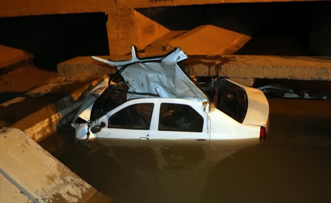 سقوط خودرو به کانال آب و محبوس شدن ۴ نفر در آن + عکس 