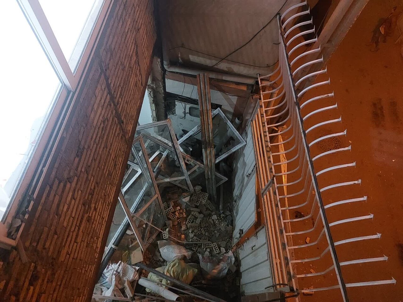 وقوع انفجار در پارکینگ منزل مسکونی به علت نشت گاز + عکس