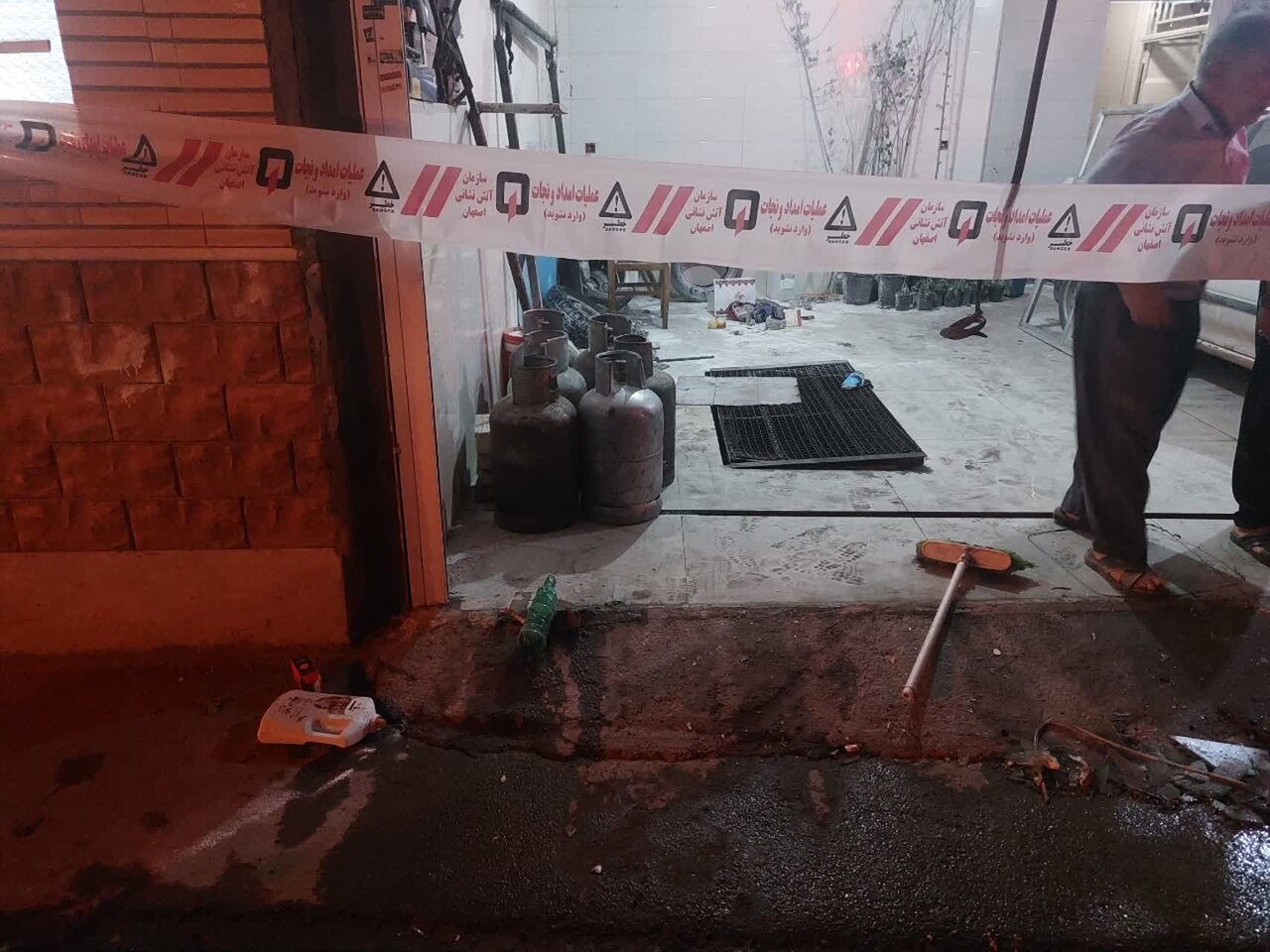 وقوع انفجار در پارکینگ منزل مسکونی به علت نشت گاز + عکس