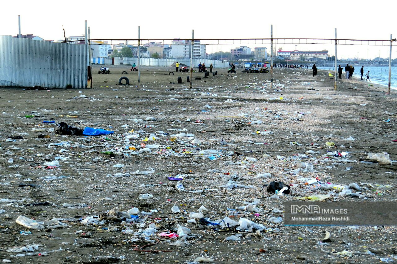 زباله، یادگار مسافران نوروزی در آستارا+ عکس