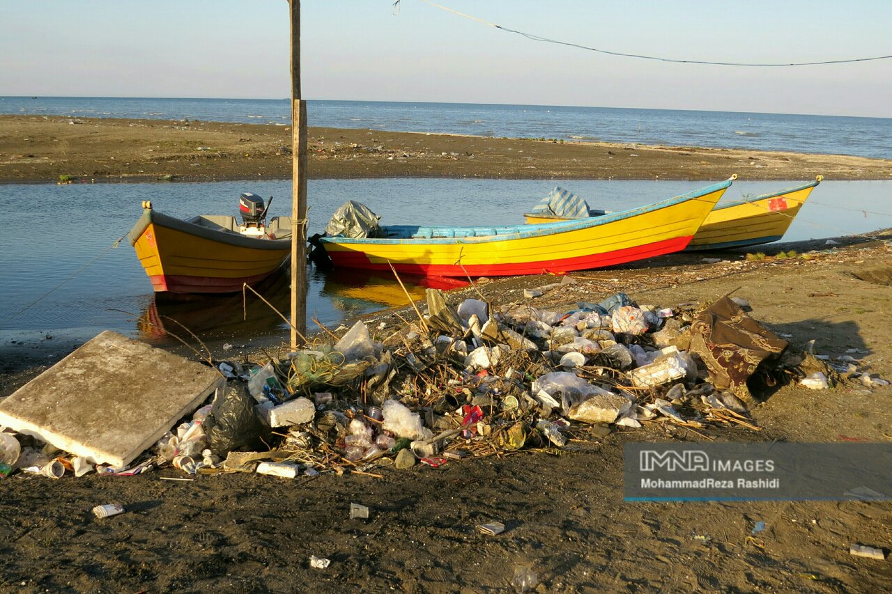 زباله، یادگار مسافران نوروزی در آستارا+ عکس