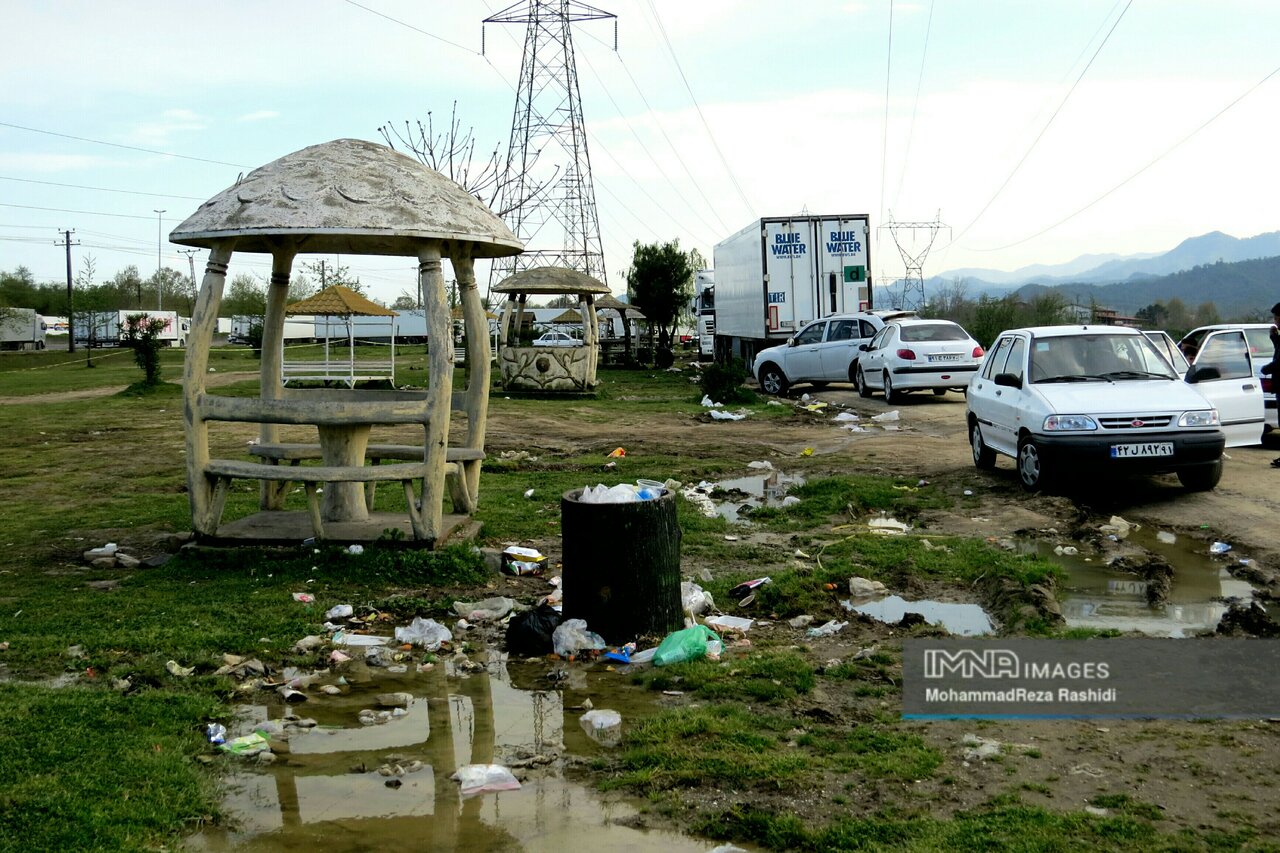 زباله، یادگار مسافران نوروزی در آستارا+ عکس