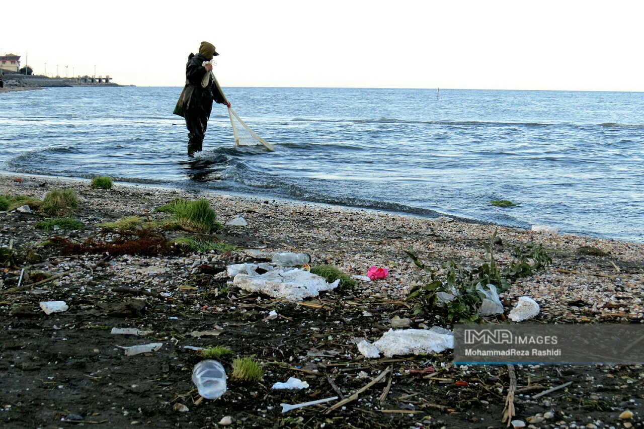 زباله، یادگار مسافران نوروزی در آستارا+ عکس