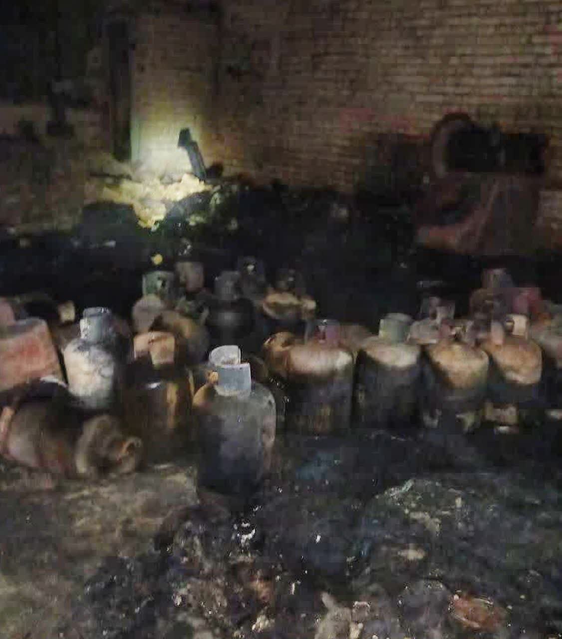 حریق نیمه گسترده انبار ضایعات پلاستیک + جزئیات